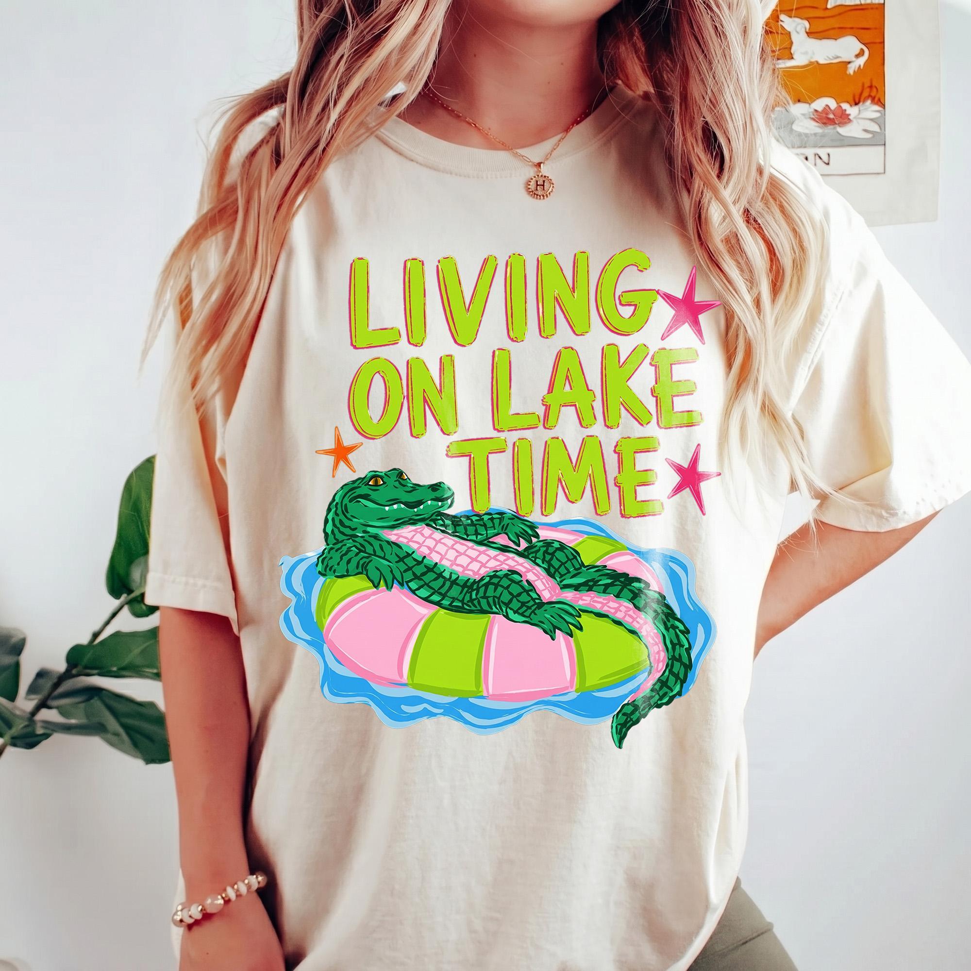 Living On Lake Time Graphic Tee T-Shirt For Women Preppy Retro Summer Y2K Vacation Aesthetic Cream Cotton Neon Pink Green Alligator Print Funny Crocodile Float Lake House Trip Boat Day Trendy Casual Outfit Top 2