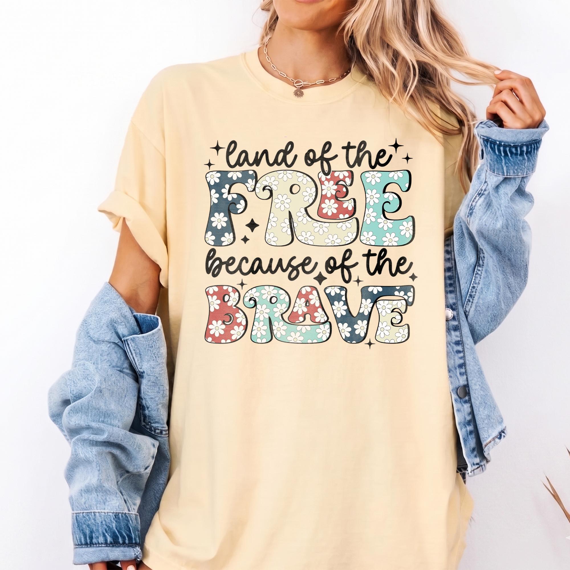 Land Of The Free Because Of The Brave Patriotic Graphic T-Shirt For Women Retro Groovy Floral Western Aesthetic White Cotton Oversized Tee 4th Of July Memorial Day USA Pride Summer Festival Top Outfit Idea 3