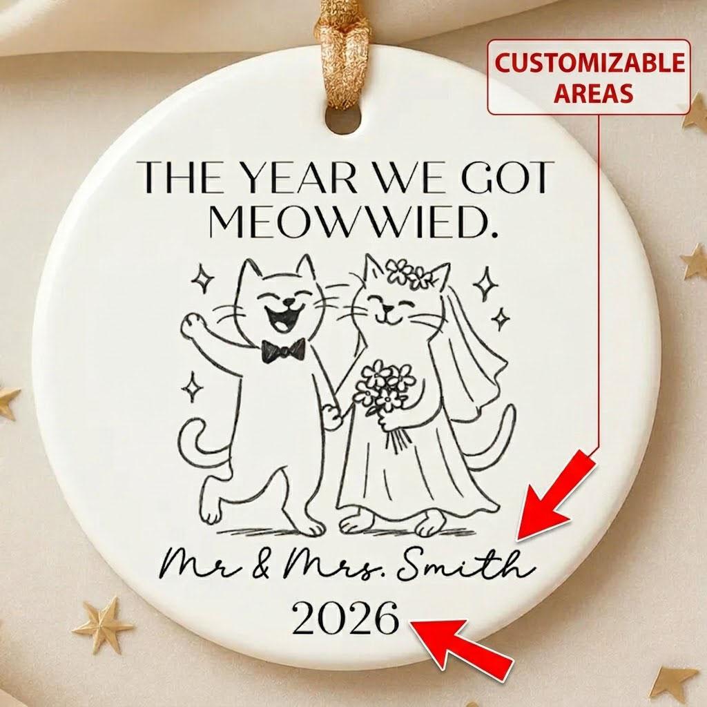 Personalized Ceramic Circle Cat Wedding Ornament - Glossy Metallic Round First Christmas Keepsake, Cute Minimalist Line Art with Gold Ribbon, Custom Mr & Mrs Name/Year Tree Decoration for Cat-Loving Newlyweds 2