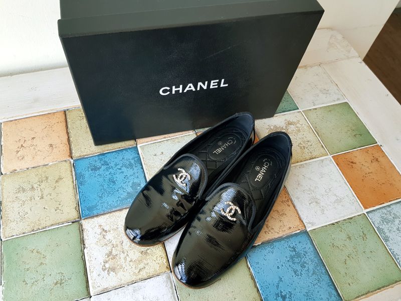 CHANEL CC Logo Women's Black Loafer Flat - SKU