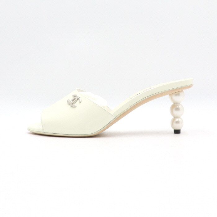 CHANEL Women's White Patent Lambskin Pearl Heel Mule Sandals G40057