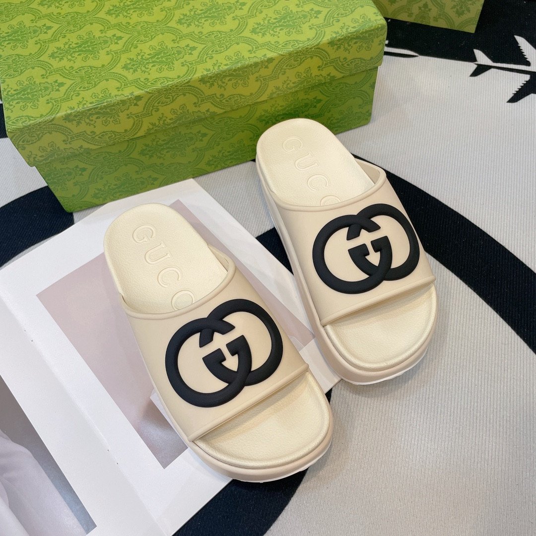 Gucci Contrasting Interlocking G Slide Sandal In White Rubber