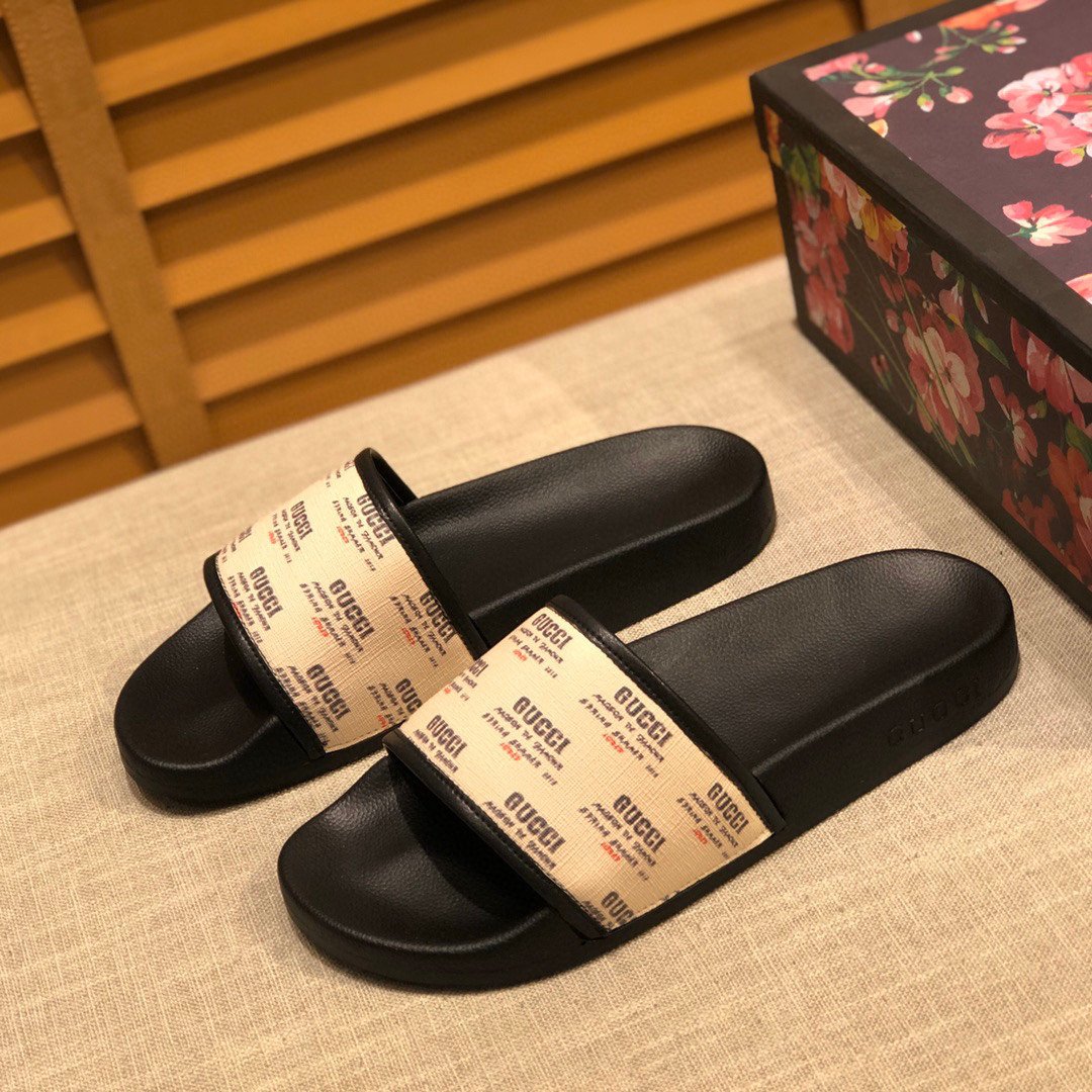 Gucci Rubber Slide Sandal With Retro Pattern