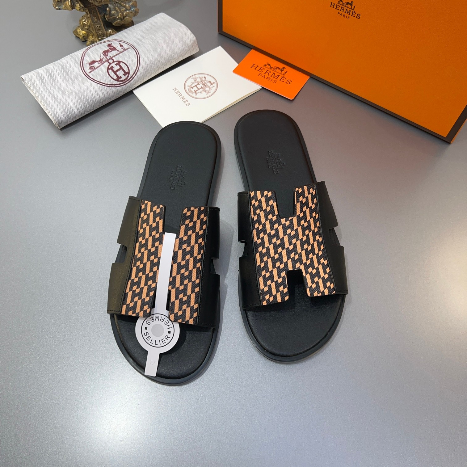 Hermes Izmir Sandal H Letters Motif Print Epsom Calfskin In Black/Brown