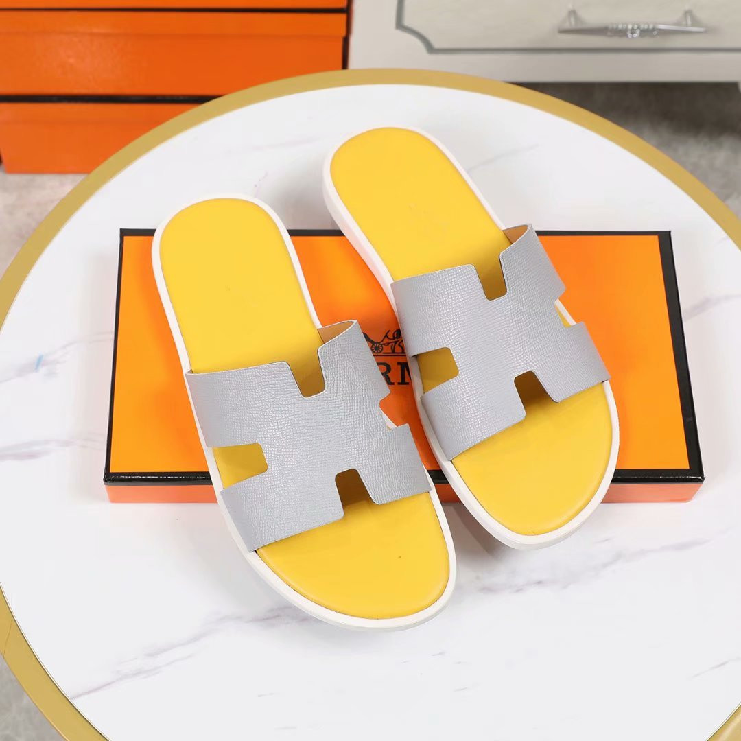 Hermes Izmir Sandal In Light Gray Grain Leather And Yellow Insole