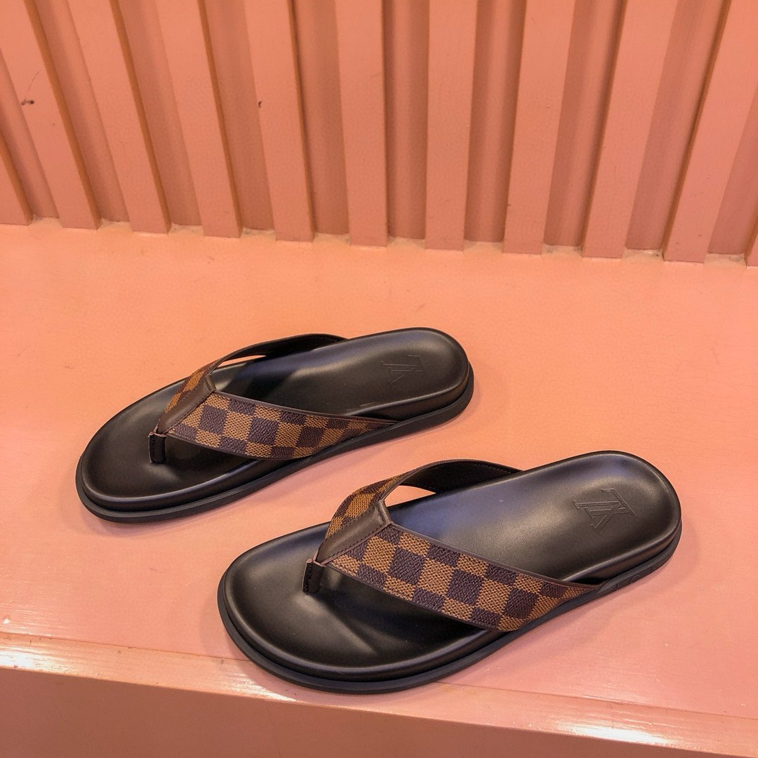 Louis Vuitton Flip-flops In Brown Damier