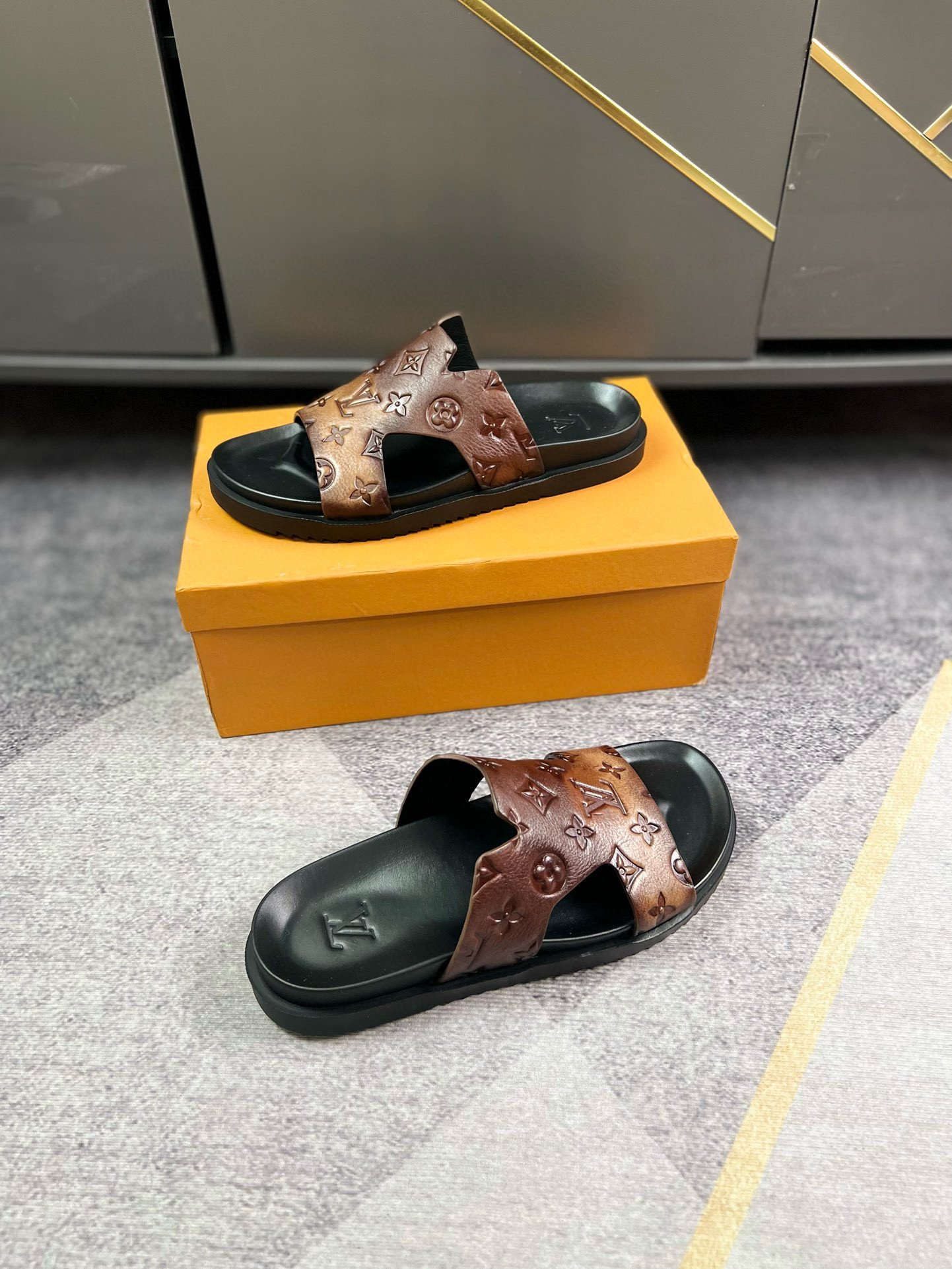 Louis Vuitton LV Oasis Mule Slides In Brown/White