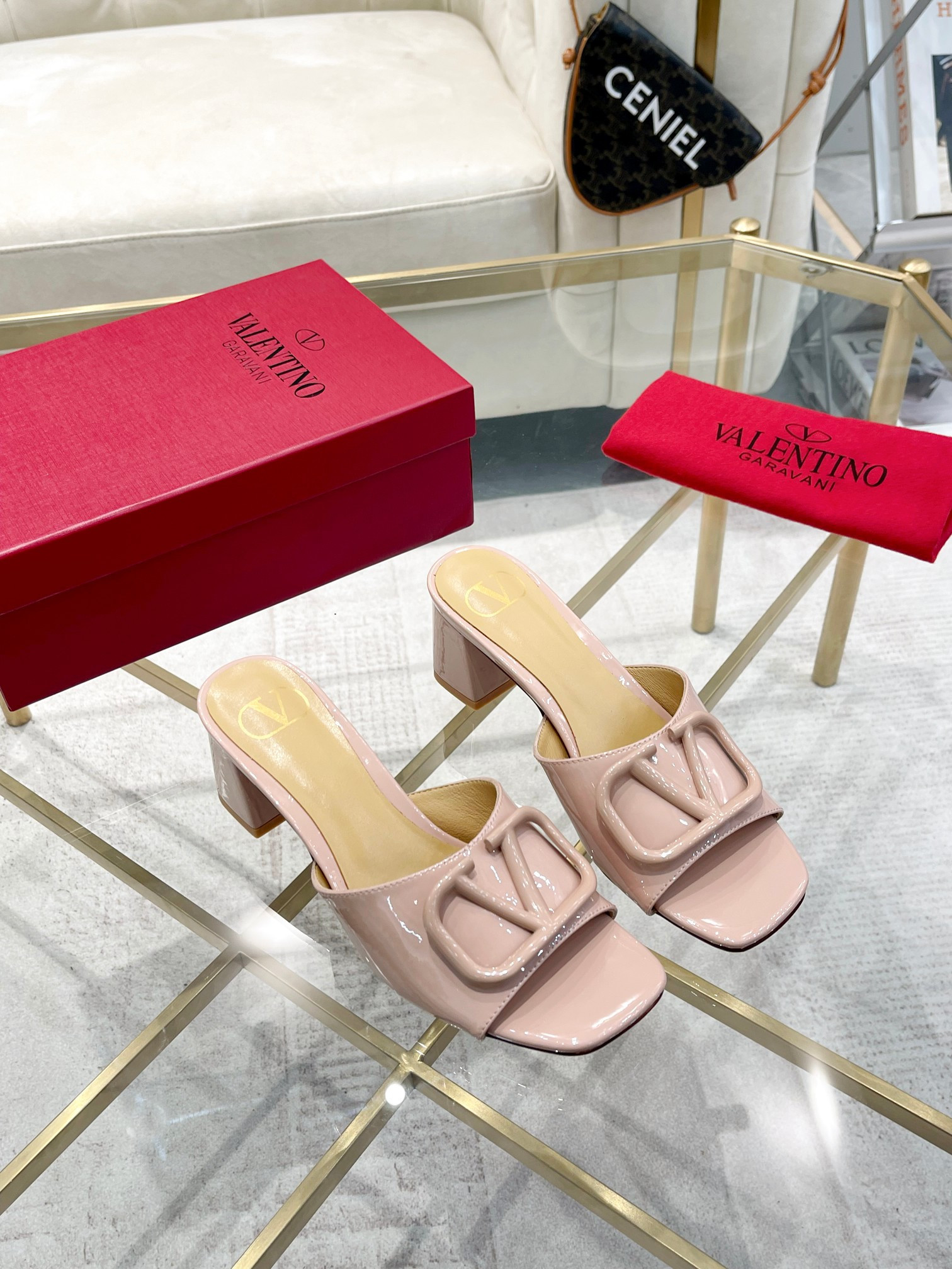 Valentino Garavani Vlogo Patent Leather Slide Sandal In Beige